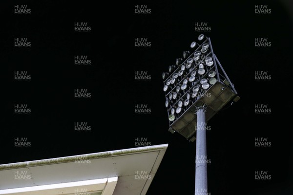 270919 - Ulster v Ospreys - Guinness PRO14 -   One of the floodlights fails in the second half