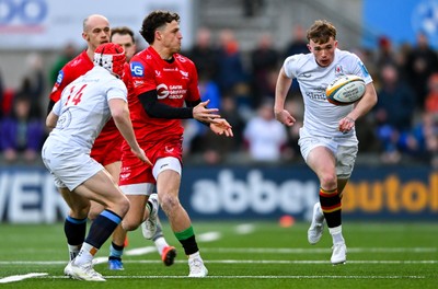 010325 - Ulster v Scarlets - United Rugby Championship - Tomi Lewis of Scarlets in action against Michael Lowry of Ulster