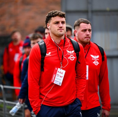 010325 - Ulster v Scarlets - United Rugby Championship - Tomi Lewis of Scarlets and team-mates arrive before the match