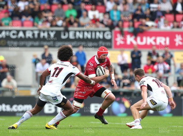010918 - Ulster v Scarlets - Guinness PRO14 -  Ulster's Henry Speight and Billy Burns in action with Scarlets Blade Thomson 
