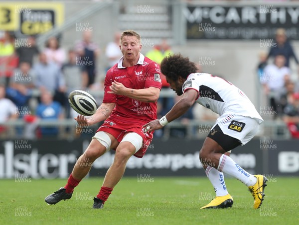 010918 - Ulster v Scarlets - Guinness PRO14 -  Ulster's Henry Speight in action with Scarlets James Davies