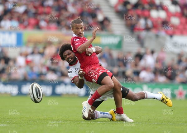 010918 - Ulster v Scarlets - Guinness PRO14 -  Ulster's Henry Speight in action with Scarlets Clayton Blommetjies
