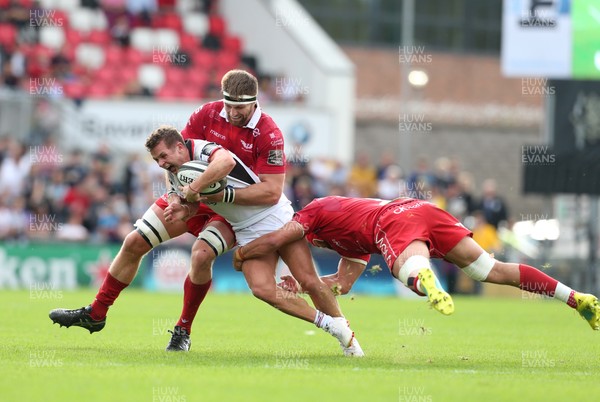 010918 - Ulster v Scarlets - Guinness PRO14 -  Ulster's Billy Burns in action with Scarlets Josh Macleod and Steve Cummins