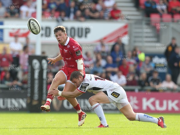 010918 - Ulster v Scarlets - Guinness PRO14 -  Ulster's Darren Cave in action with Scarlets Steff Evans