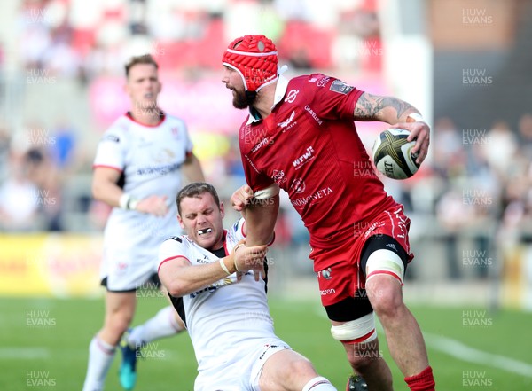 010918 - Ulster v Scarlets - Guinness PRO14 -  Ulster's Darren Cave in action with Scarlets Blade Thomson