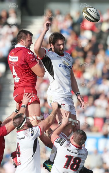 010918 - Ulster v Scarlets - Guinness PRO14 -  Ulster's Iain Henderson in action with Scarlets David Bulbring