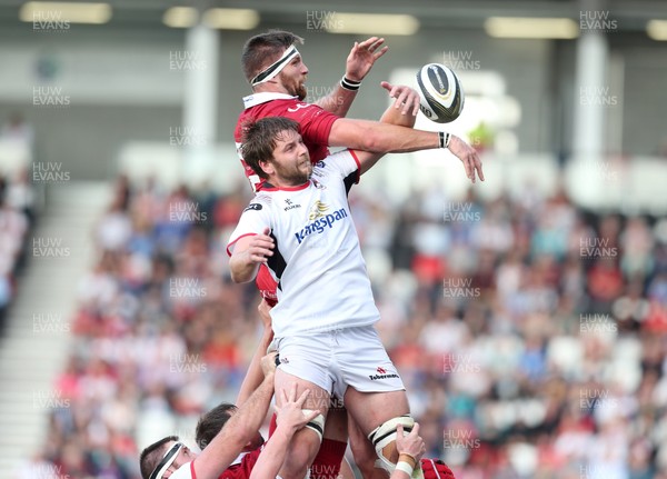 010918 - Ulster v Scarlets - Guinness PRO14 -  Ulster's Iain Henderson in action with Scarlets David Bulbring