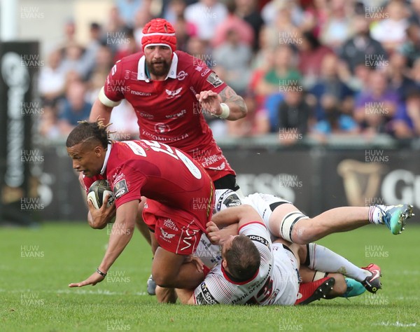 010918 - Ulster v Scarlets - Guinness PRO14 -  Ulster's Darren Cave in action with Scarlets Clayton Blommetjies