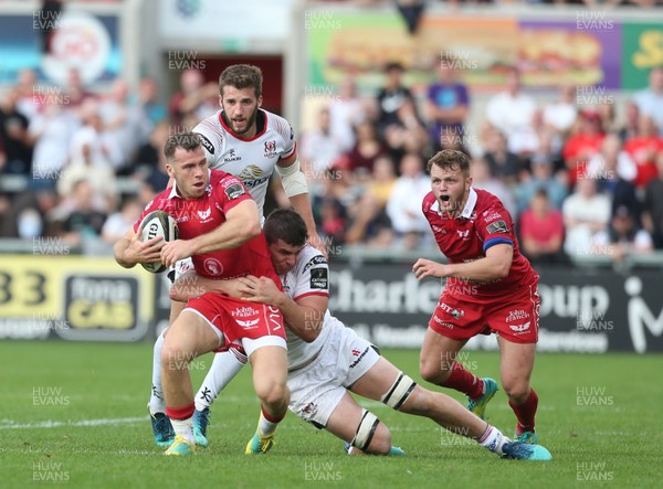 010918 - Ulster v Scarlets - Guinness PRO14 -  Ulster's Nick Timoney in action with Scarlets Gareth Davies