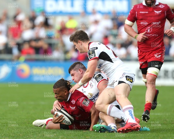 010918 - Ulster v Scarlets - Guinness PRO14 -  Scarlets Clayton Blommetjies in action with Ulsters Angus Kernohan