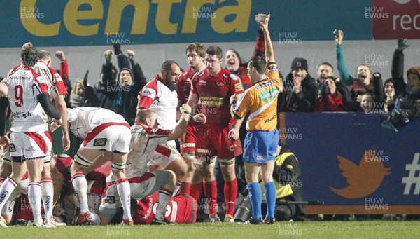 040113 Ulster v Scarlets - RaboDirect Pro 12 - Scarlets playes show signs of dejection as Nick Williams barges over for the second Ulster try 