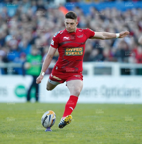 100513 - Ulster v Scarlets - RaboDirect Pro 12 Semi-Final - Owen Williams prepares to kick the first penalty for Scarlets 