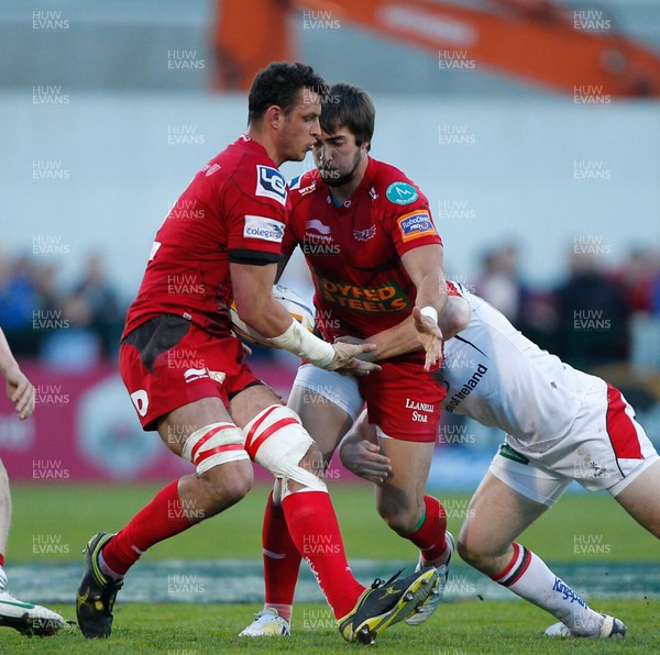 100513 - Ulster v Scarlets - RaboDirect Pro 12 Semi-Final - Aaron Shingler of Scarlets receives a forward pass from team mate Gareth Owen 