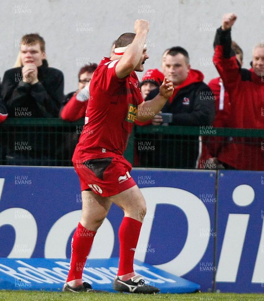 100513 - Ulster v Scarlets - RaboDirect Pro 12 Semi-Final - Ken Owens of Scarlets has some advice for the linesman 