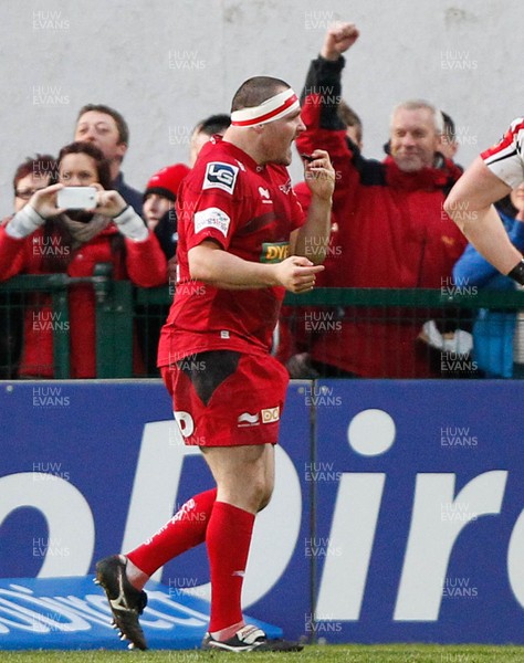 100513 - Ulster v Scarlets - RaboDirect Pro 12 Semi-Final - Ken Owens of Scarlets has some advice for the linesman 