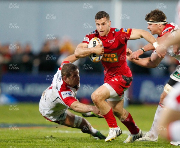 100513 - Ulster v Scarlets - RaboDirect Pro 12 Semi-Final - Gareth Davies of Scarlets breaks past Chris Henry of Ulster to score a try 