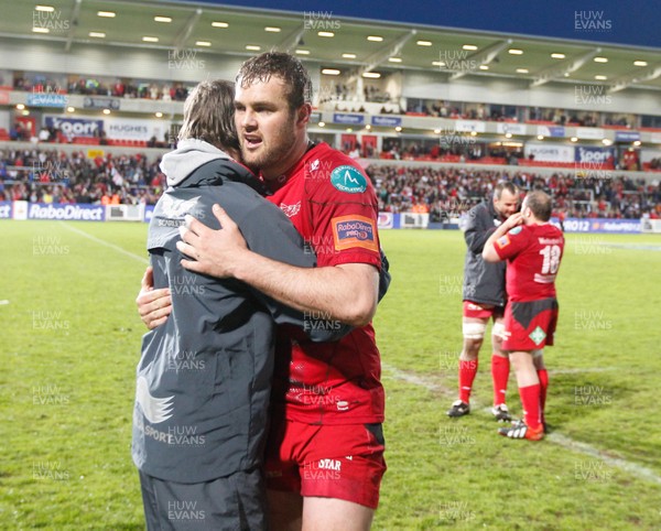 100513 - Ulster v Scarlets - RaboDirect Pro 12 Semi-Final - Scarlets coach Simon Easterby comforts Johan Synman of Scarlets after the defeat 