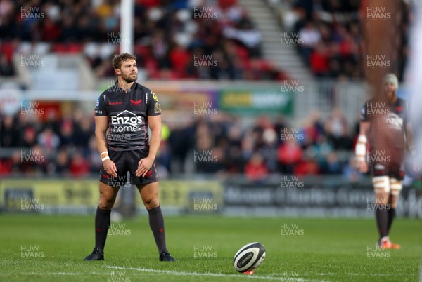 150917 - Ulster v Scarlets - Guinness PRO14 -  Scarlets Leigh Halfpenny opens the scoring