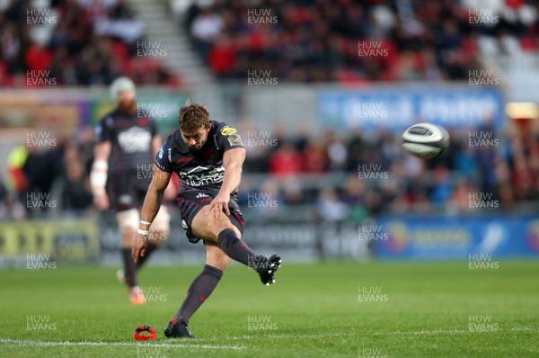 150917 - Ulster v Scarlets - Guinness PRO14 -  Scarlets Leigh Halfpenny opens the scoring