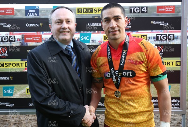 210216 - Ulster v Scarlets - Guinness PRO12 - Guinness PRO12 man of the match Scarlet's Regan King with Colin Bell of Guinness