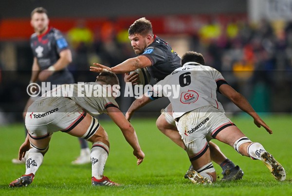 280122 - Ulster v Scarlets - United Rugby Championship - Shaun Evans of Scarlets in action against Marcus Rea, left, and Greg Jones of Ulster
