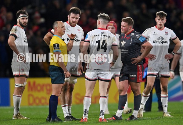 280122 - Ulster v Scarlets - United Rugby Championship - Referee Jaco Peyper speaks to Craig Gilroy of Ulster, 14, before showing him a yellow card