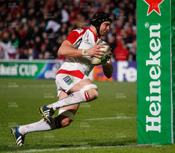 071213 - Ulster v Treviso - Heineken Cup - Dan Tuohy goes over to score the fourth try for Ulster(c) Huw Evans Agency