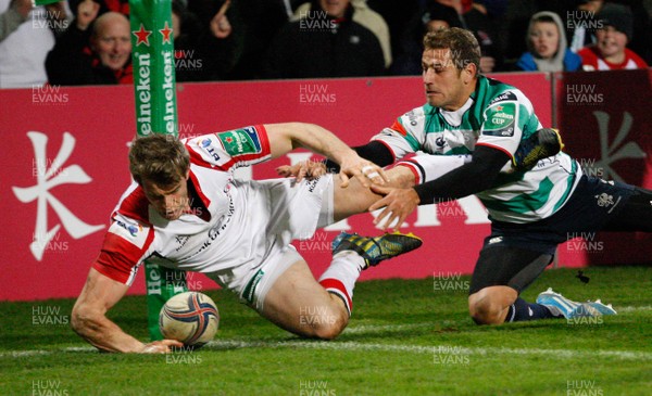 071213 - Ulster v Treviso - Heineken Cup - Andrew Trimble scores the sixth try for Ulster despite the efforts of Christian Loamanu of Treviso(c) Huw Evans Agency