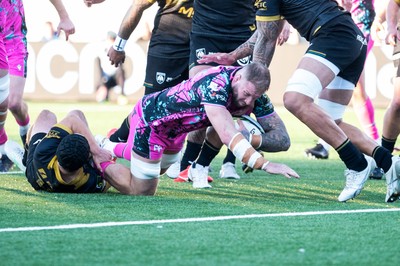 131225 - US Montauban v Ospreys - EPCR Challenge Cup - Ross Moriarty of Ospreys scores a try