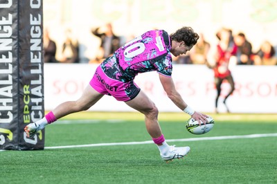 131225 - US Montauban v Ospreys - EPCR Challenge Cup - Jack Walsh of Ospreys scores a try