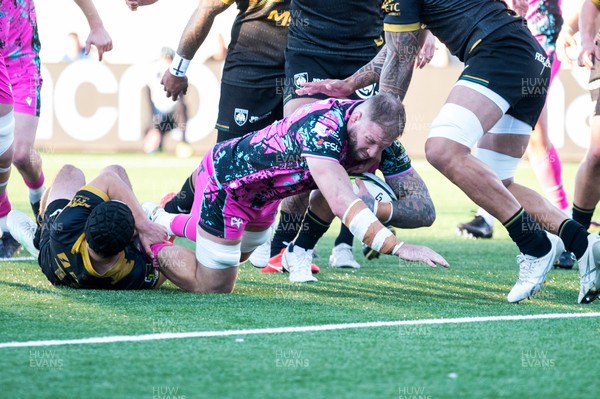 131225 - US Montauban v Ospreys - EPCR Challenge Cup - Ross Moriarty of Ospreys scores a try