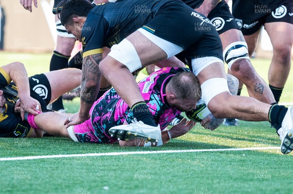 131225 - US Montauban v Ospreys - EPCR Challenge Cup - Ross Moriarty of Ospreys scores a try