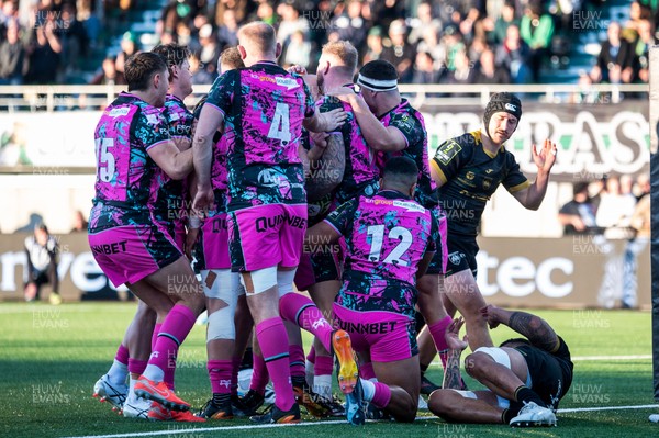 131225 - US Montauban v Ospreys - EPCR Challenge Cup - Players of Ospreys celebrate try