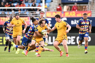 071225 - USA Perpignan v Dragons RFC - EPCR Challenge Cup - Jefferson-Lee Joseph of USAP and Rhodri Williams of Dragons RFC