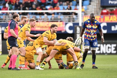 071225 - USA Perpignan v Dragons RFC - EPCR Challenge Cup - Thomas Young of Dragons RFC watched by Mahamadou Diaby of USAP