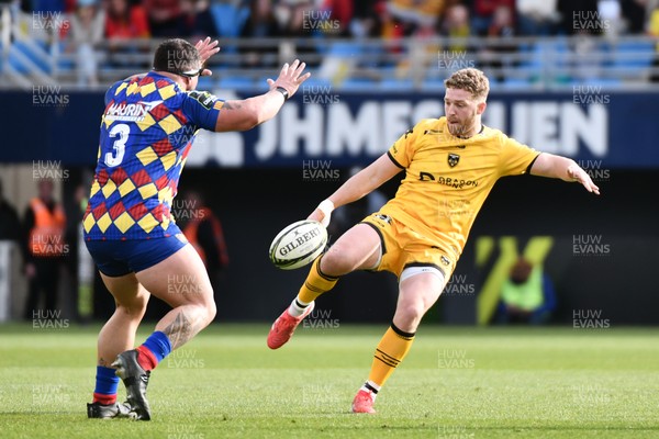 071225 - USA Perpignan v Dragons RFC - EPCR Challenge Cup - Angus O'Brien of Dragons RFC kicks