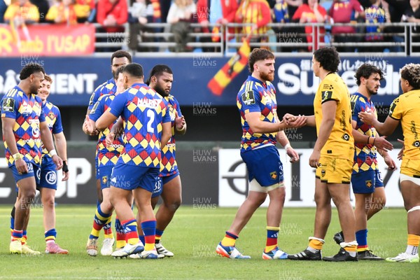 071225 - USA Perpignan v Dragons RFC - EPCR Challenge Cup - Players shake hands at the end of the match
