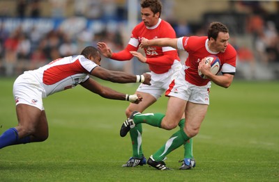 06.06.09 - USA Eagles v Wales - Wales' Mark Jones takes on USA's Alipate Tuilevuka. 