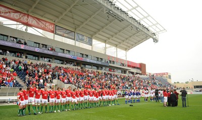 06.06.09 - USA Eagles v Wales - Wales players line-up for the national anthems. 