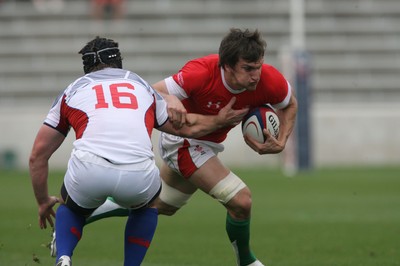06.06.09 USA v Wales... Wales'  Sam Warburton gets around USA's Brian McClanahan. 