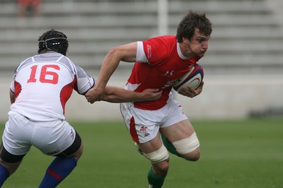 06.06.09 USA v Wales... Wales'  Sam Warburton gets around USA's Brian McClanahan. 