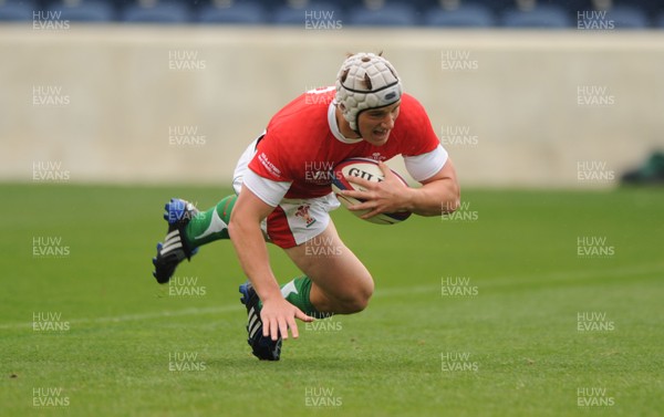 06.06.09 - USA Eagles v Wales - Wales' Jonathan Davies runs in to score try. 