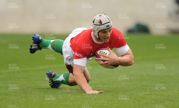 06.06.09 - USA Eagles v Wales - Wales' Jonathan Davies runs in to score try. 