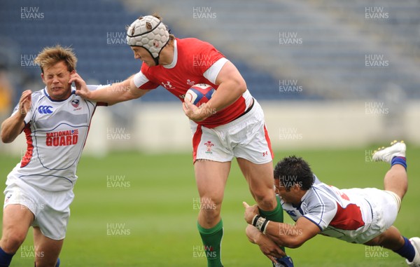 06.06.09 - USA Eagles v Wales - Wales' Jonathan Davies holds off USA's Mike Hercus. 