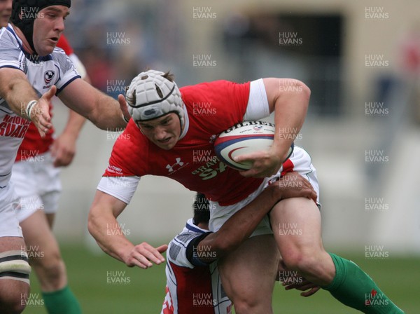 06.06.09 USA v Wales... Wales'  Jonathan Davies is tackled by USA's Ata Maiifa. 