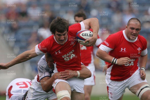 06.06.09 USA v Wales... Wales'  Sam Warburton finds some space. 