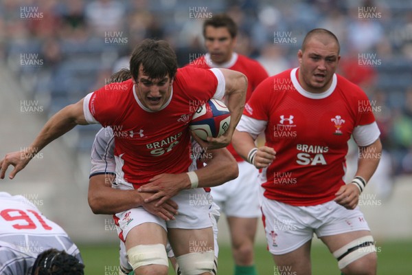 06.06.09 USA v Wales... Wales'  Sam Warburton finds some space. 