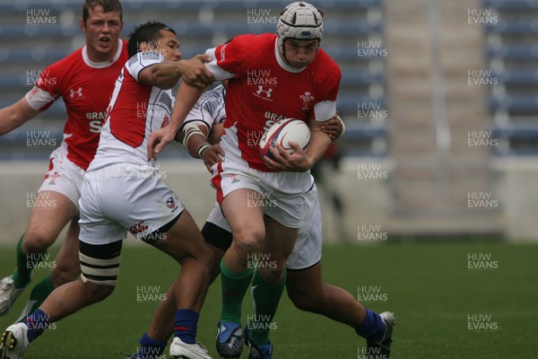 06.06.09 USA v Wales... Wales'  Jonathan Davies beats tackle by USA's Junior Sifa.. 