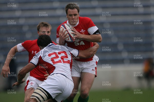 06.06.09 USA v Wales... Wales'  Mark Jones takes on USA's Junior Sifa.. 