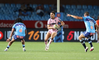 200326 - Vodacom Bulls v Cardiff Rugby - United Rugby Championship - Ben Thomas  of Cardiff in action with Stedman Gans and Handre Pollard of Vodacom Bulls